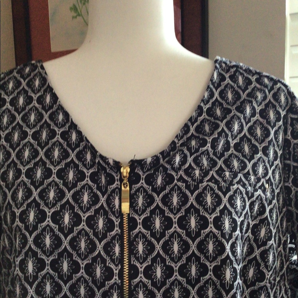 Roz and Ali black and white top